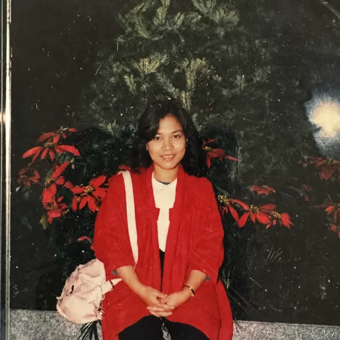 長輩後生時嘅舊相,著紅褸企喺聖誕樹前面