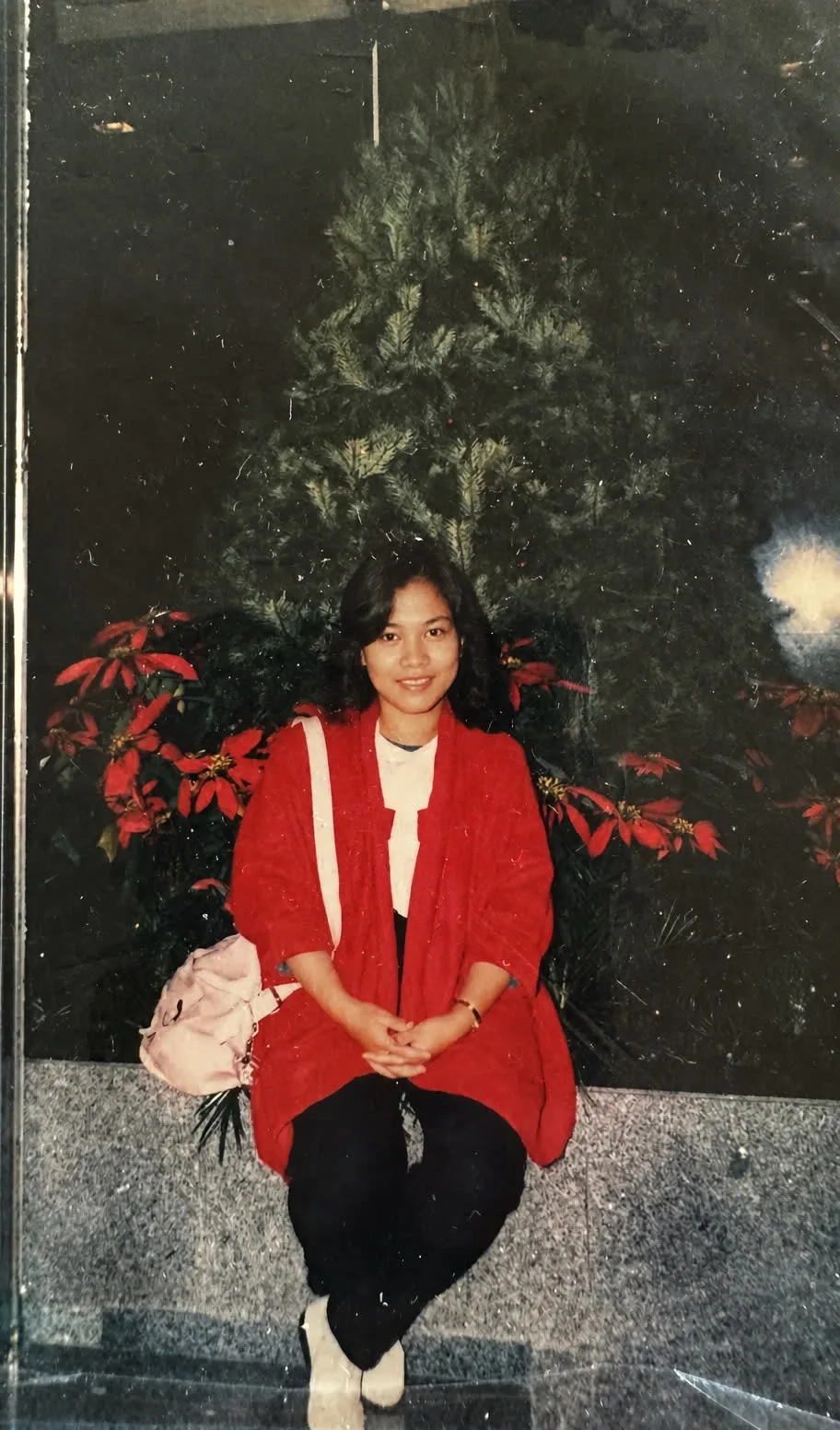 長輩後生時嘅舊相,著紅褸企喺聖誕樹前面