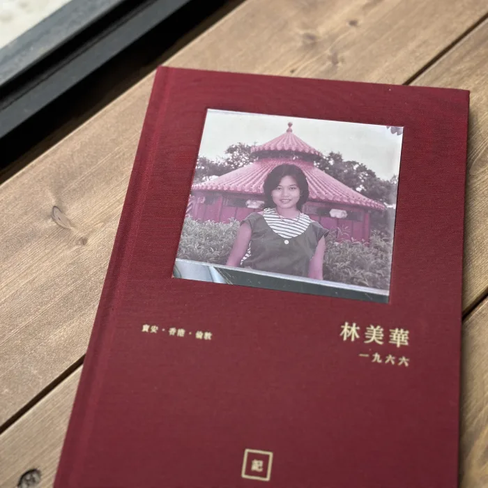 長輩故事書擺喺屋企木枱上,窗邊日光